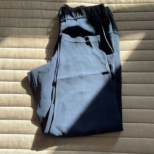 Lululemon On The Fly 7/8 Pant 27”. Navy Blue color